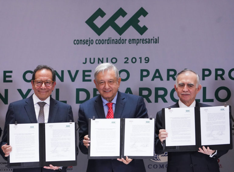 Revés a la soberanía energética: @lopezobrador_ y @cceoficialmx  acuerdan cumplir contratos privados en el sector energético.
