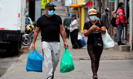 Trabajadoras y trabajadores de Santiago Ixcuintla rechazan la cuarentena impuesta por el gobernador Toño Echeverría y el presidente municipal Rodrigo Ramírez.